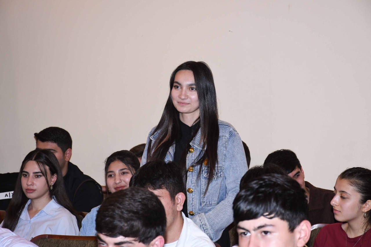 ADAU-nun rektoru I kurs tələbələrinin fikir və təkliflərini dinləyib - FOTOLAR